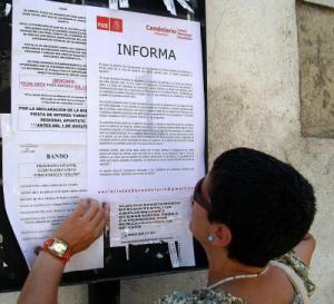 Foto de archivo de un miembro del PSOE pegando carteles en la villa