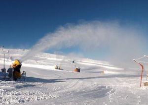 Cañones de nieve trabajando. Fuente: Facebook La Covatilla.