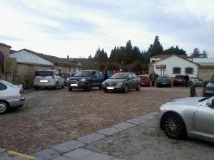 Choches mal aparcados en la Plaza del Humilladero