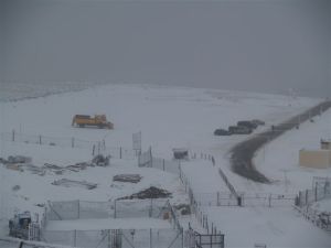 Quitanieves en el aparcamiento de La Covatilla
