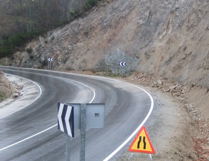 Curva de la Herradura minutos después de que las rocas fuesen apartadas de la calzada