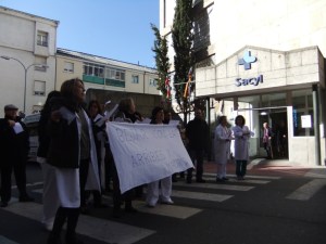 Los trabajadores y trabajadoras se concentran en la puerta del hospital en una de las protestas por los recortes. 