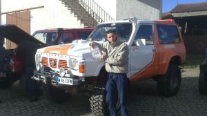 El corito, Miguel García, junto a la vehículo. 