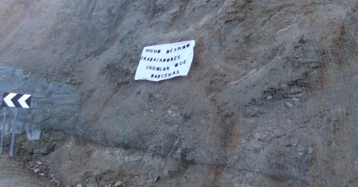 Pancarta colocada en la Curva de la Herradura