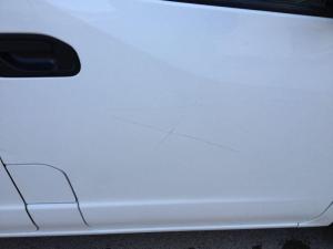 Furgoneta rayada en el aparcamiento de Candelaio