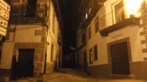 La Calle Enrique Fraile a oscuras a las 22:10