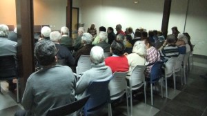 Vecinos y vecinas durante la asamblea en el Casino Obrero