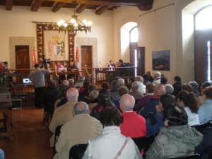 Salón de plenos repleto de público