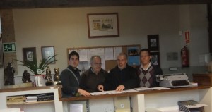 Miembros de PSOE e IU entregan en el Ayuntamiento de Candelario las firmas recogidas