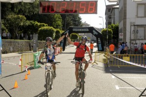 Dos deportistas a la llegada a meta. 