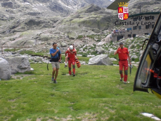 Foto durante el rescate donde se ve a la herida siendo llevada al helicóptero