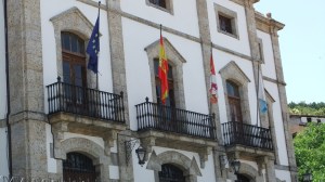 Todas las banderas del Ayto. de Candelario sin respetar el luto oficial