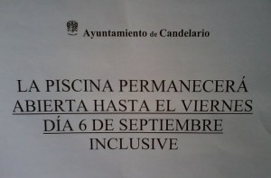 Anuncio municipal sobre el cierre de la piscina.