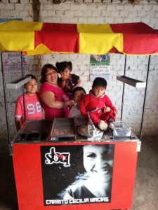 Foto de la familia con su carrito pollero en Perú