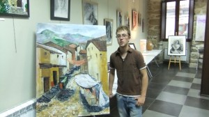 Miguel Hinojal Moya junto a una de sus obras en el Casino Obrero