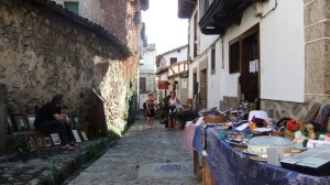 Mercadillo solidario en la calle Fuente de Perales
