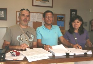 Concejales del PSOE en Candelario en el momento del registro de las alegaciones