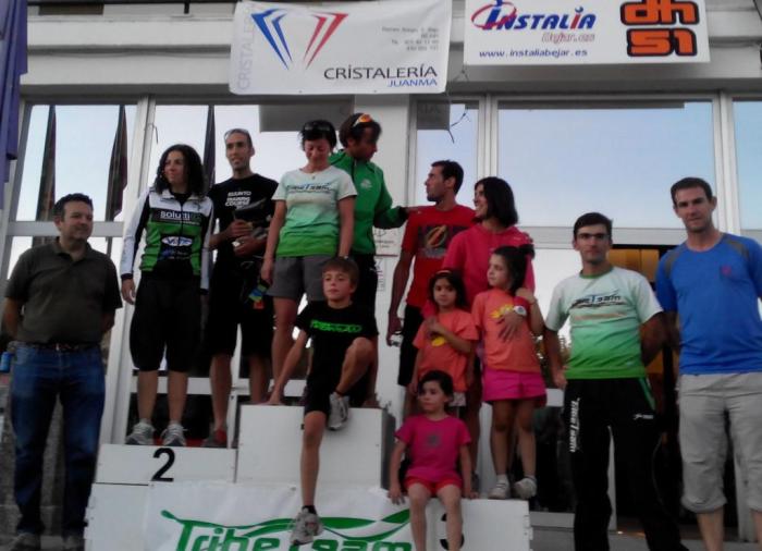 Hombres y mujeres en el podium 