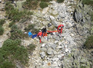 El Grupo de Rescate de Protección Civil evacua a un escalador herido en Los Galayos (Ávila)
