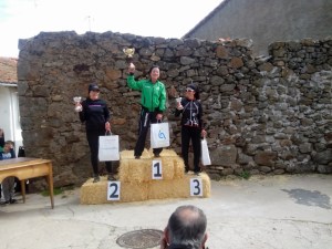 Eva coronando el podio en la entrega de premios