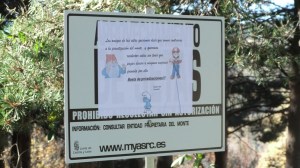 Cartel del CESEFOR tapado por la reivindicación de "los amigos de las setas".