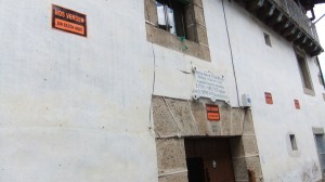 Fachada del asilo de Candelario con los carteles pegados por miembros de IU