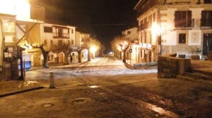 Entrada principal de Candelario con una fina capa de nieve