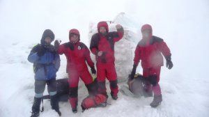 Grupo Deportivo Bomberos de Béjar durante su celebración a 2.400 metros de altitud. 