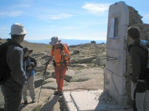 Montañeros junto a la Virgen del Calvitero (Sierra de Candelario). 