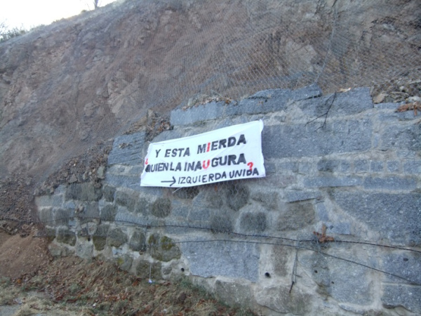 Pancarta colocada por IU ante la visita de diferentes autoridades al pueblo