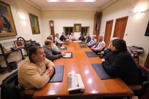 Alcaldes y concejales de toda la comarca reunidos en el Ayuntamiento de Béjar