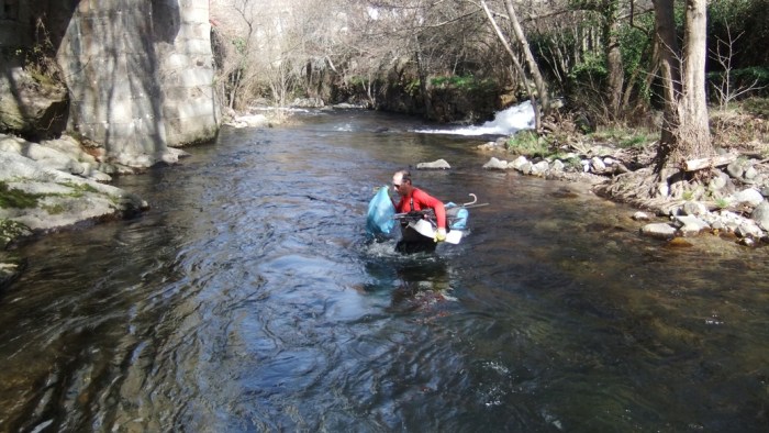 Un miembro del Club Deportivo de Cazadores y Pescadores “Peña de la Cruz” sacando basura del río. 