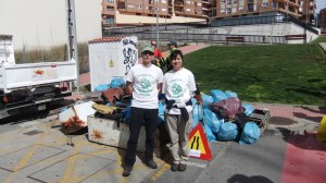 Dos ciudadanos de Candelario en la actividad de limpieza