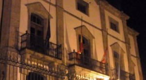 Ayuntamiento con las banderas a media asta