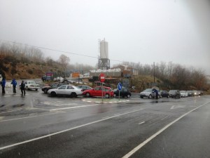 Coches esperando la apertura de la carretera de acceso a La Covatilla