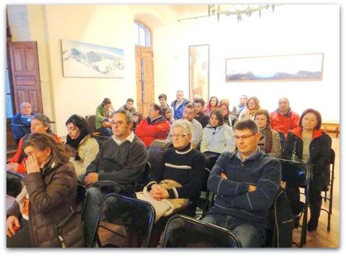Público asistente al acto en el Ayto. de Candelario