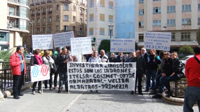 Manifestantes en Santa Eulalía, junto a la oficina del administrador concursal en Salamanca.