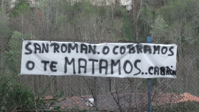 Pancarta colocada en la valla de la empresa Unisolar