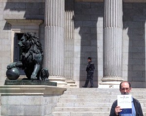 Alberto Segade en la puerta del Congreso de los Diputados de Madrid