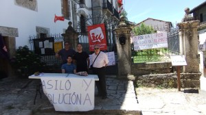 Miembros de IU durante la mesa informativa de la mañana