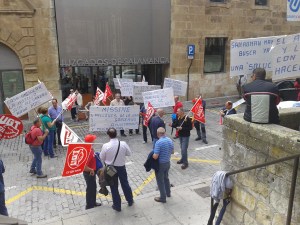 Los extrabajadores de Unisolar frente a los juzgados de Salamanca
