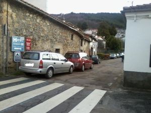 Coches mal aparcados en Candelario
