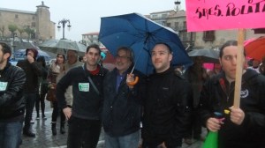 Miguel Rodero junto con el concejal Miguel Flores y el procurador en las Cortes José María González en la manifestación en defensa del hospital de Béjar el pasado 