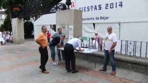 Miembros de los grupos de montaña durante una recogida de firmas en Béjar