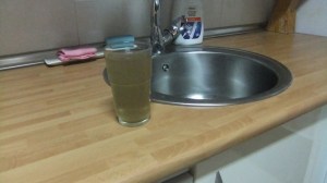 Vaso de agua llenado de un grifo de Candelario