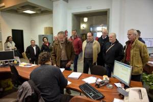 Durante el registro de las firmas en el Ayto. bejarano