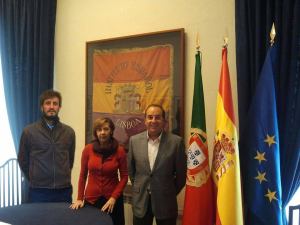 Jaime Carmona (Izq), acompañado por el que fuera Consejero de Trabajo en la Embajada de España en Lisboa, el bejarano Ramón Hernández Garrido (Der).