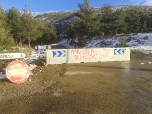 Carretera de El Travieso cortada por el bloque de hormigón