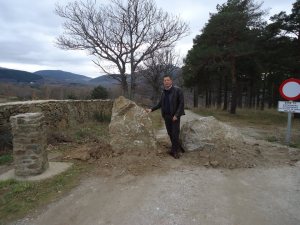 Pablo Hernández junto a las piedras que cortan el camino.