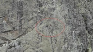 Rescatadores y escaladores descienden al herido en la Torre de Villarejo. (JCyL)